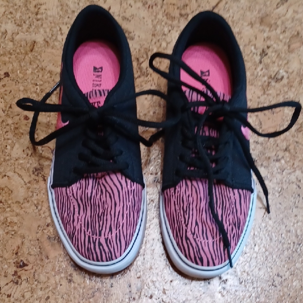 Nike Women's Satire PRM Black & Pink Zebra Stripe Skatebaod Shoes Size 6.5